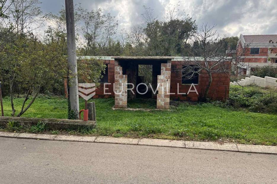 Istra, Krnica - građevinsko zemljište s nedovršenim objektom, 563 m2 - cover