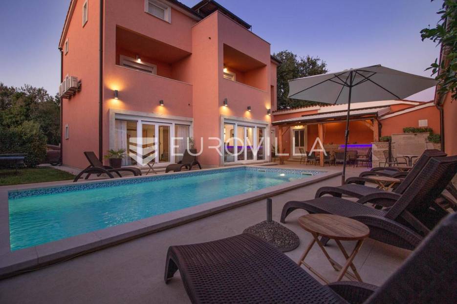 Medulin, velika samostojeća kuća NKP 360 m2 s bazenom - cover