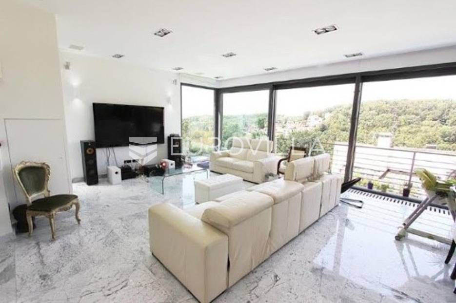 Pantovčak vila s bazenom - cover