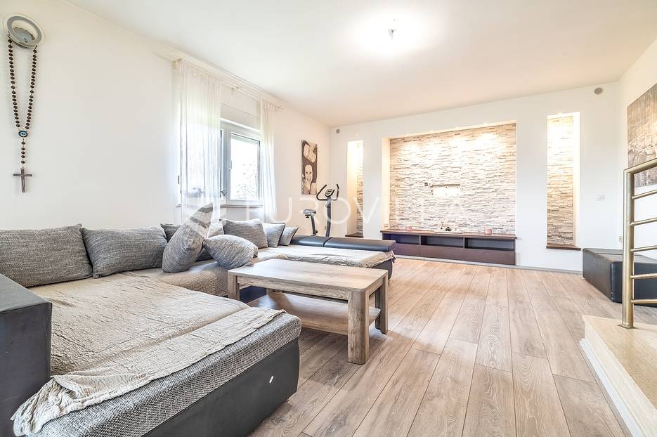 Zagreb, Hrašće Turopoljsko nedovršena kuća NKP 400 m2 s okućnicom cca 700 m2 - cover