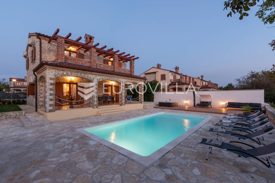 Istra, Svetvinčenat - prekrasna kamena katnica s bazenom 32 m2 i jacuzzijem, NKP 155 m2 - cover