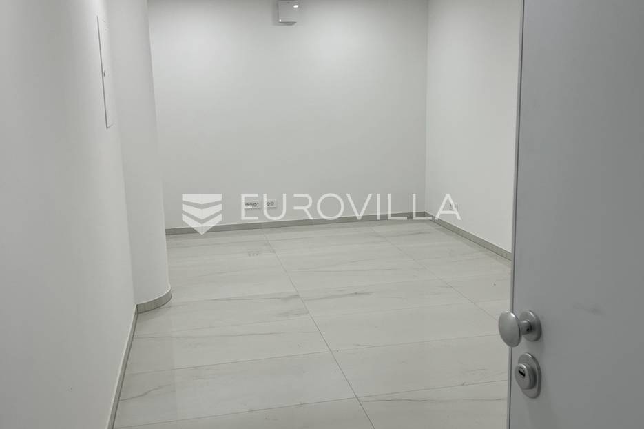 Pula, Centar - adaptiran i uređen poslovni prostor u strogom centru, NKP 18 m2 - cover