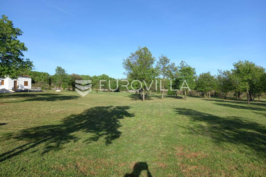 Istra, Rovinj, poljoprivredno zemljište 11818m2  s upisanim objektom od 30m2 - cover