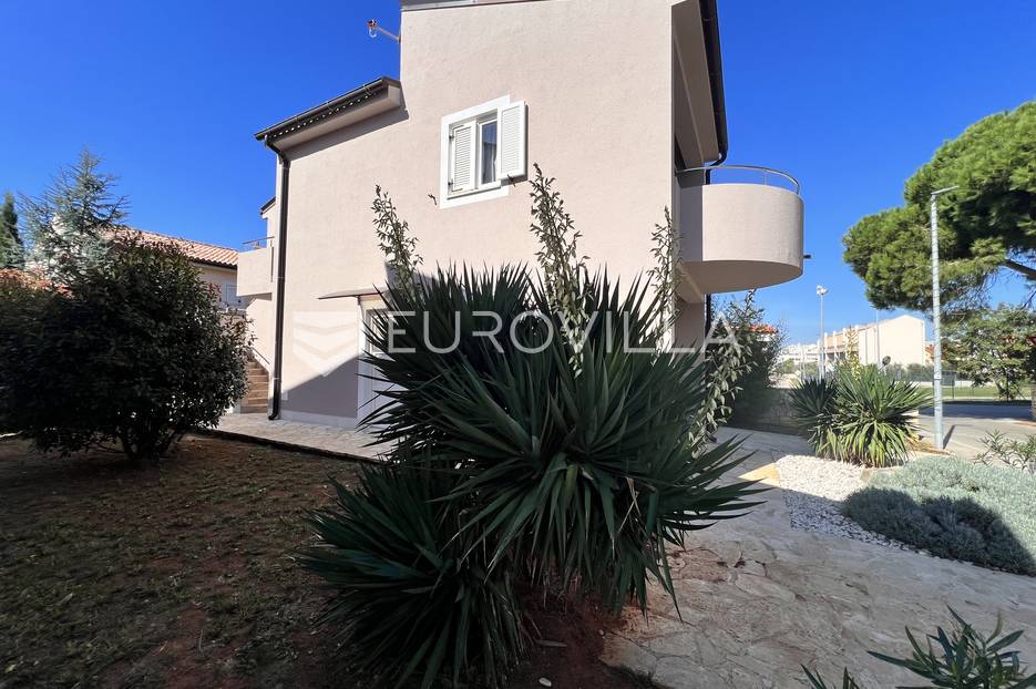 Istra, Medulin - kuća sa dva apartmana s pogledom na more, NKP 126.30 m2 200 m od mora - cover