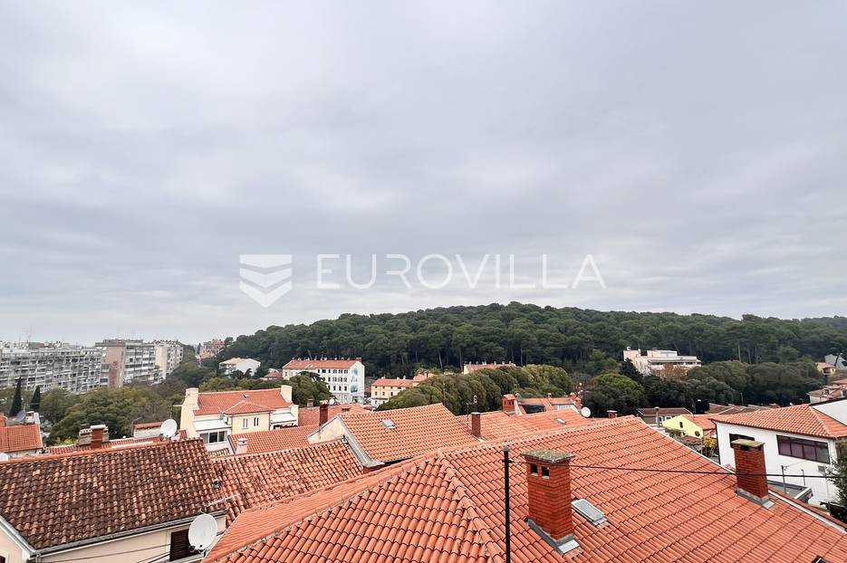 Pula - trosobni stan s terasom na 100 metara od Arene, NKP 52 m2 - cover