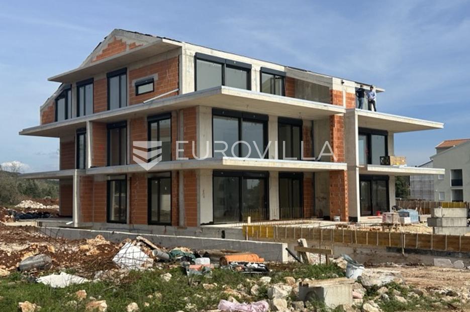 Rovinj, moderan stan S2, prizemlje, 191 m2, vrt, dva garažna mjesta, 200 metara od plaže - cover