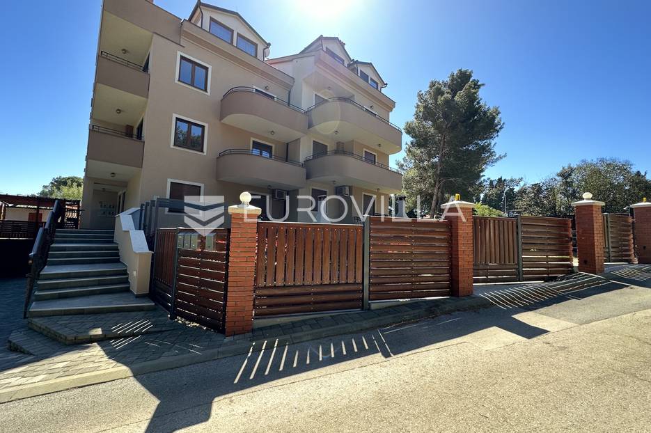 Premantura, trosoban stan  68 m2 na prvom  katu s pogledom more - cover