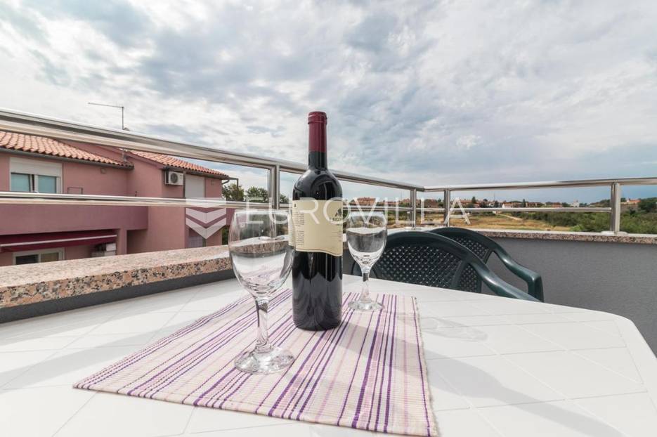 Pula, Valdebek - samostojeća kuća novije gradnje s četiri stana, NKP 388 m2 - cover