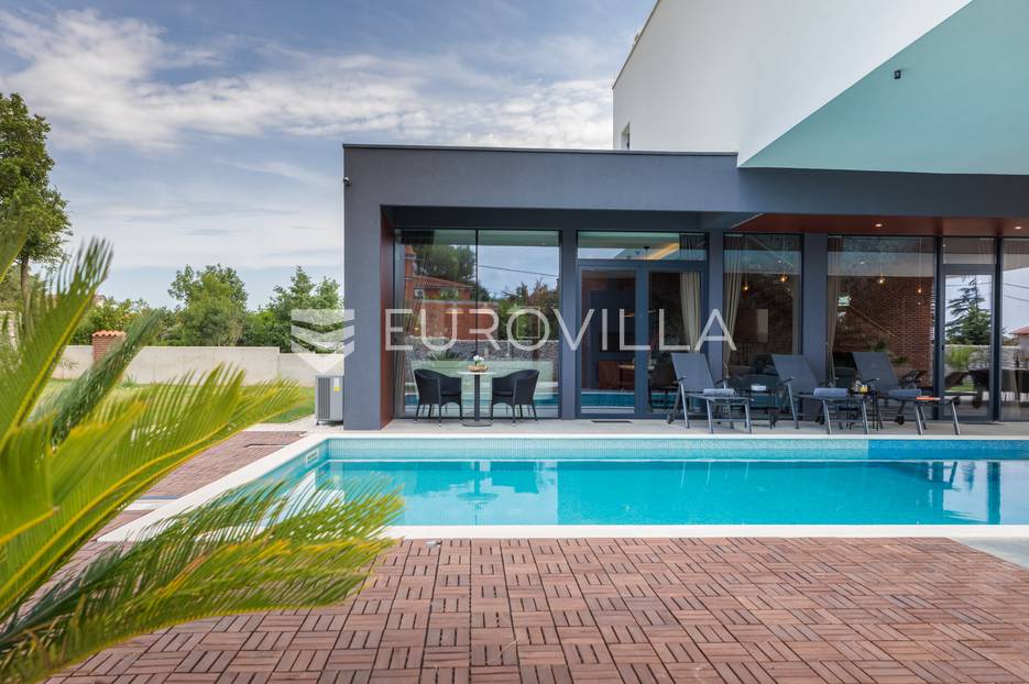 Istra, okolica Pule, novogradnja vrhunska Villa s bazenom 460 m do mora - cover