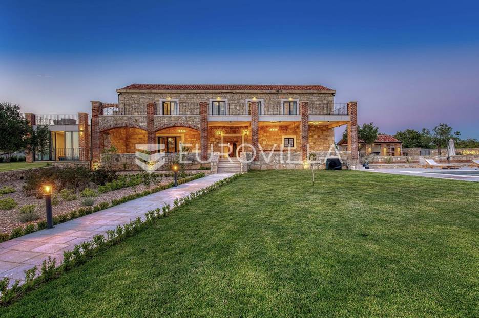 Zadar, Murvica, Spektakularna kamena vila - cover