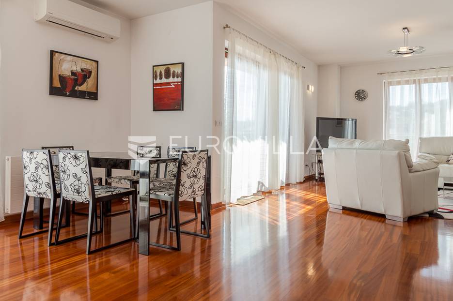 Remete trosoban penthouse u vili, teniski teren - cover