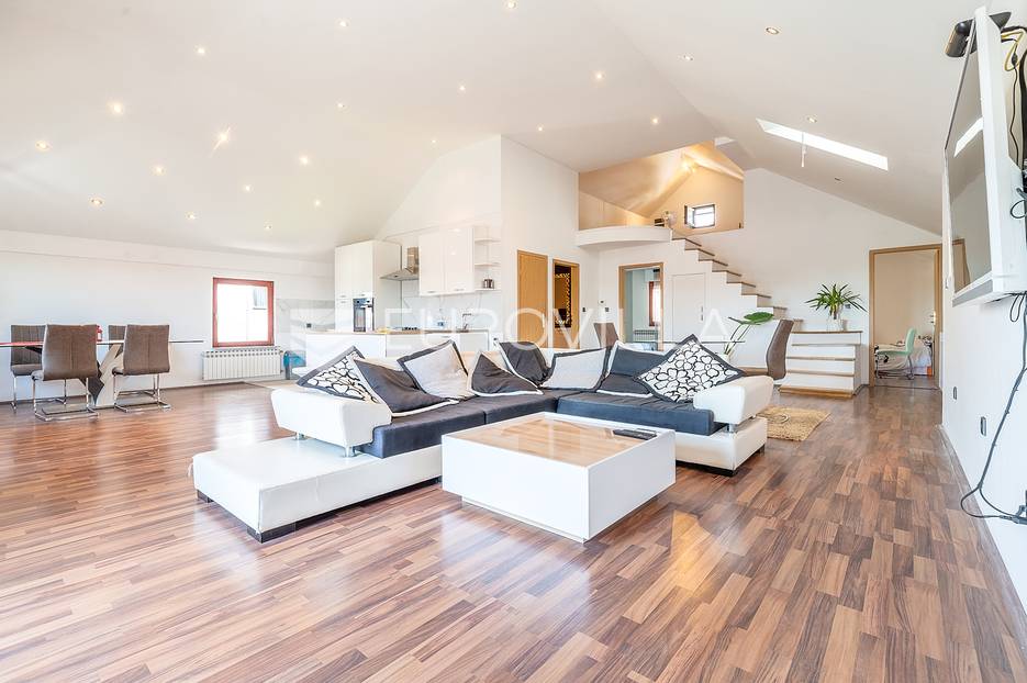 Zagreb, Maksimir obiteljska kuća 382 m2 s vrtom i garažom, na poželjnoj lokaciji - cover