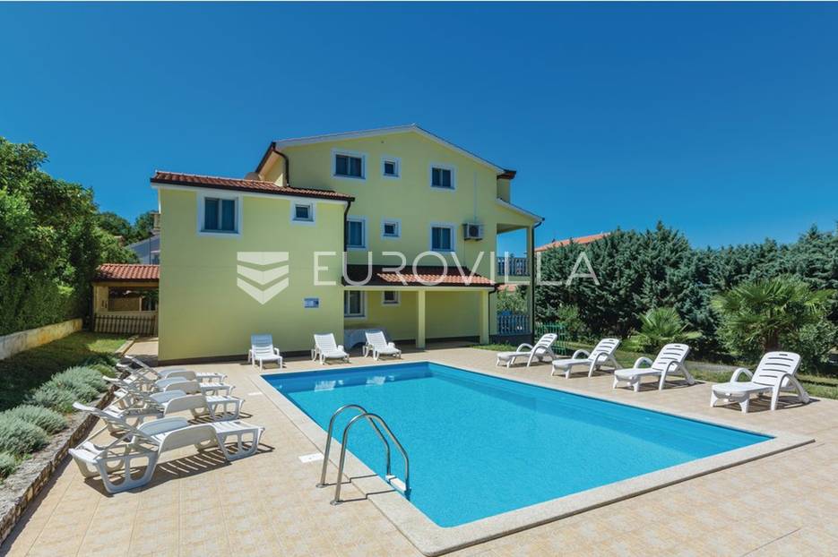 Poreč, Mugeba vila s bazenom i apartmanima - cover