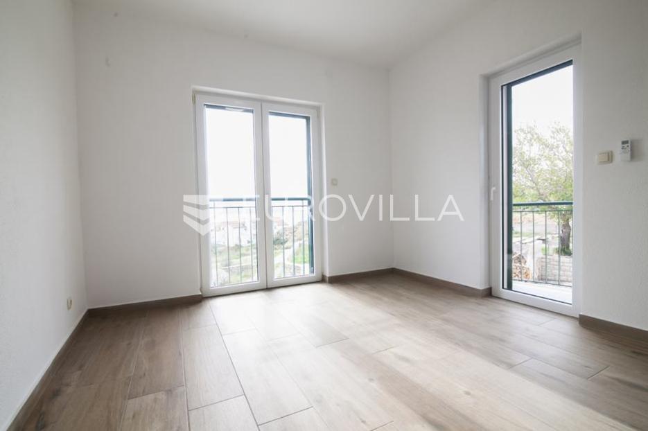 Brač, Bol, kuća na 3 etaže sa 6 apartmana - cover