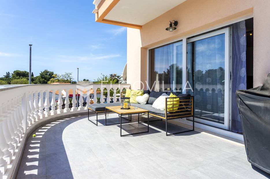 Vodice, kuća od 301 m2, turistička zona 250 m od plaže - cover