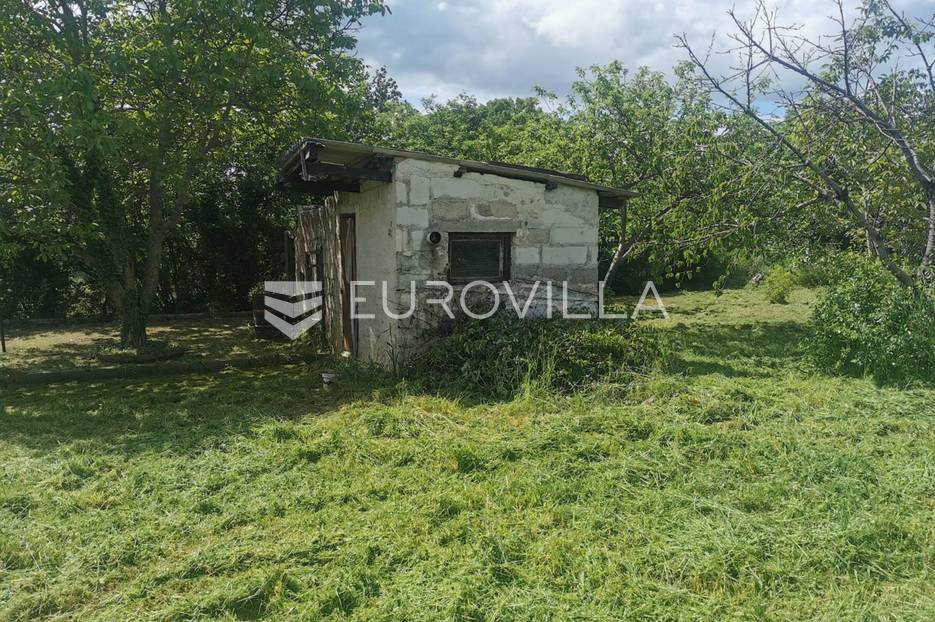 Loborika, lijepa građevinska parcela pravilnog oblika NKP 464 m2 - cover