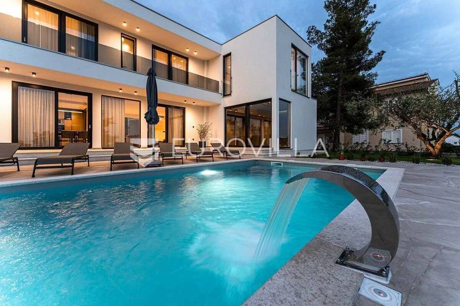 Poreč, Tar moderna samostojeća vila  NKP 270 m2 na uređenoj okućnici - cover