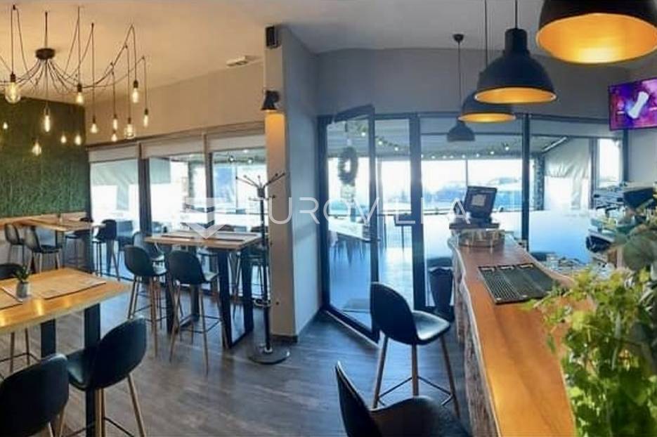 Istra, Umag, Novouređeni lokal prvi red do mora, 55m2 + 80m2 natkrivena terasa - cover