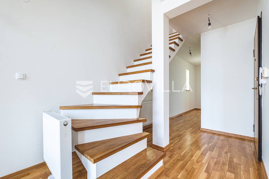 Zagreb, Trešnjevka, prekrasan dvoetažan stan 106.5 m2 u potkrovlju - cover