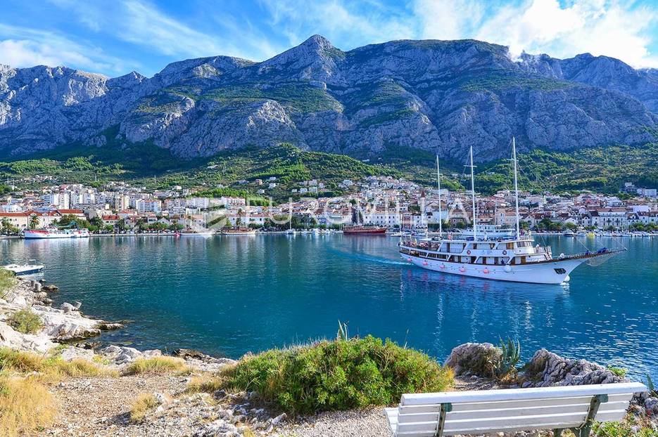 Makarska, građevno zemljište na atraktivnoj lokaciji - cover