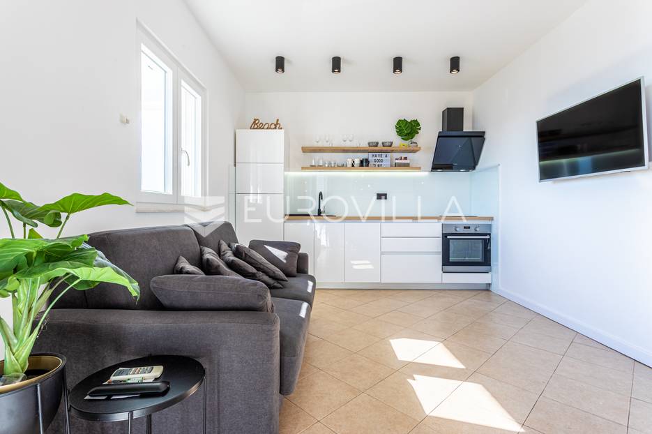 Rogoznica, apartmanska kuća 50m od mora - cover