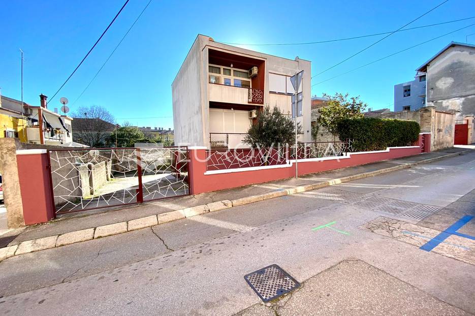 Istra, Pula, polovica kuće 150m2 sa garažom i okućnicom u centru grada - cover