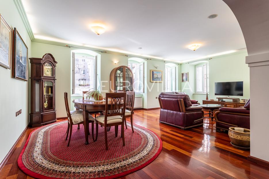 Split, Grad, prostran dvosoban stan u centru grada za dugoročan najam - cover