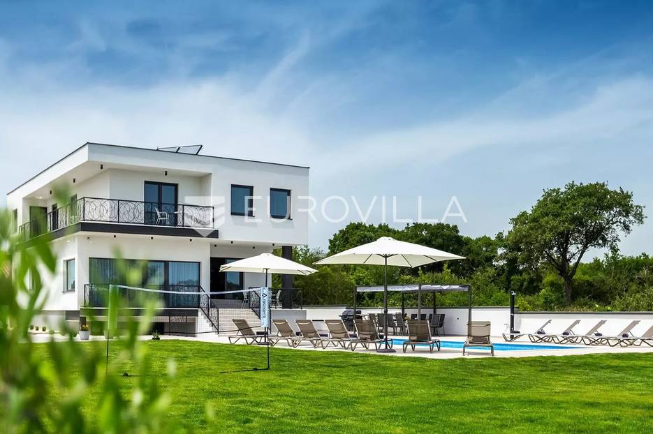 Štinjan, luksuzna vila s bazenom i prostranom okućnicom - cover