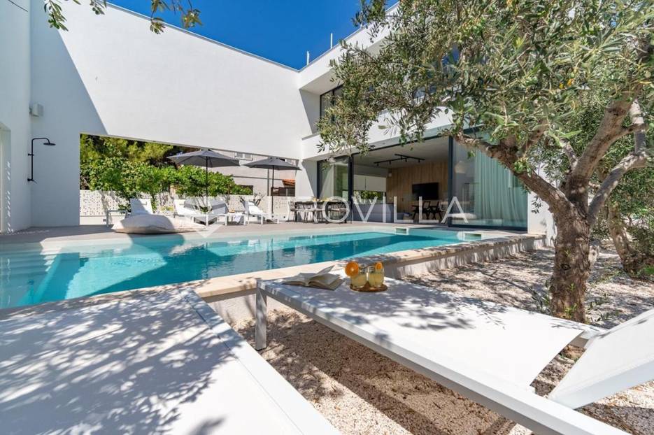 Brač, moderna, luksuzna vila s bazenom - cover