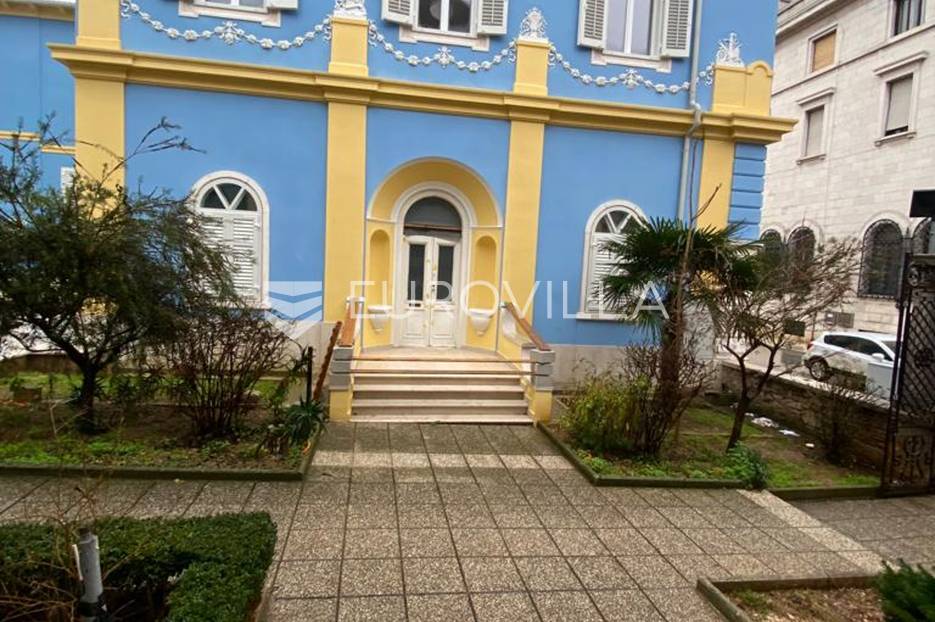 Pula, veliki uredski prostor na dvije etaže 300 m2 - cover