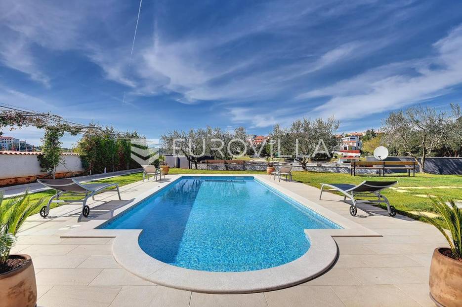 Pula, prekrasna villa s najboljom pozicijom - prvi red do mora - cover