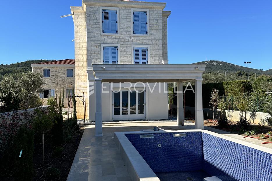 Otok Pašman, Dobropoljana, Klasična kamena vila u prvom redu do mora - cover