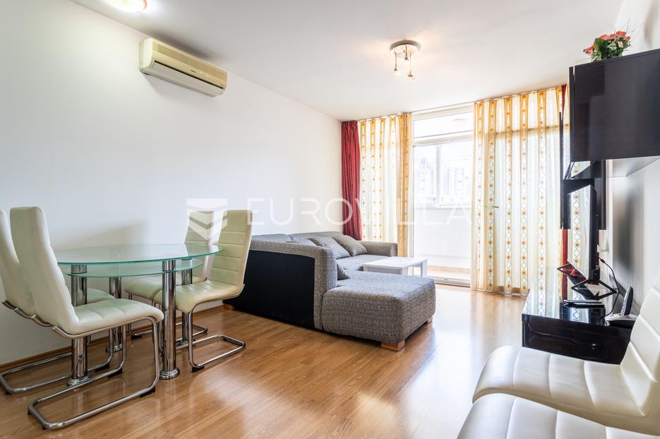 Split, Bol, dvosoban stan na izvrsnoj lokaciji - cover