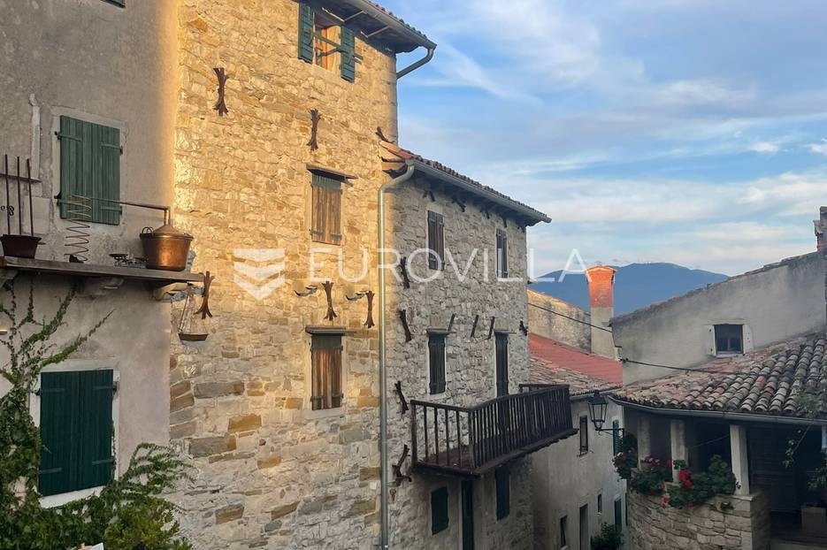 Hum, unikatna stoljetna kuća u najmanjem gradu na svijetu - cover