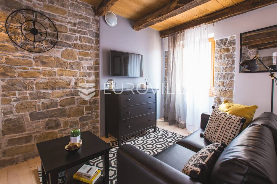 Istra, Oprtalj, troetažna kuća u nizu s tri apartmana, dva lokala, jedinstvena ponuda - cover