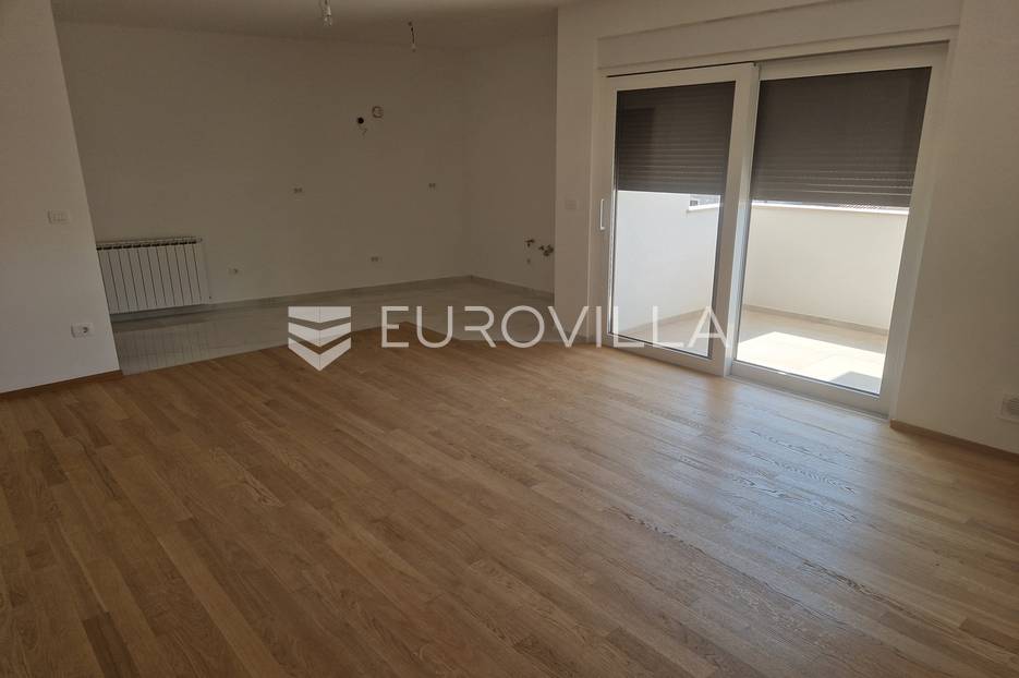 Pula, četverosoban stan, 100 m od Arene, NKP 107 m2 - cover