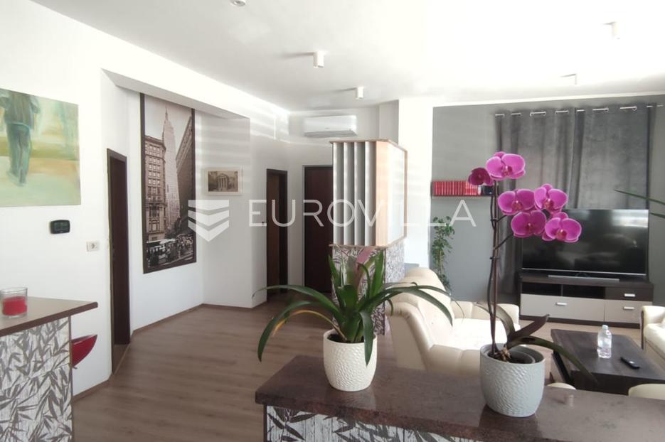 Pula, Gregovica, moderan trosoban stan, NKP 100 m2 - cover