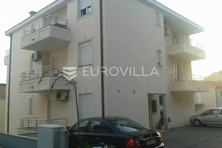 Makarska, jednosobni stan s tri balkona i pogledom - cover