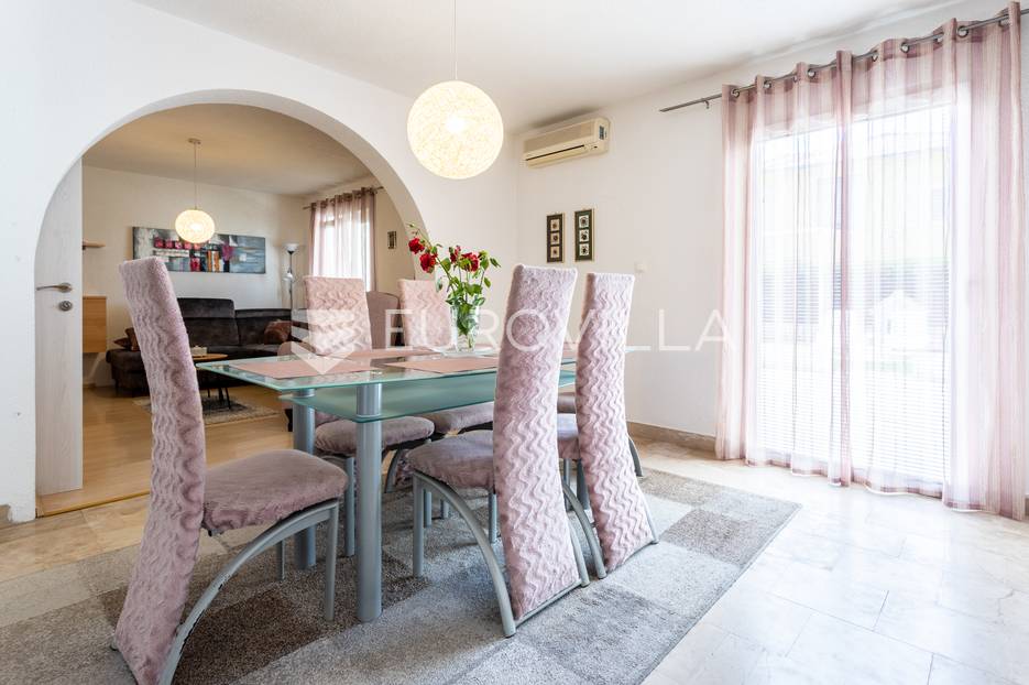 Makarska, dva stana s dvorištem i parkingom - cover