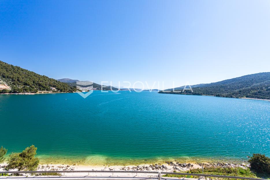 Marina, prostran trosoban stan prvi red do mora - cover