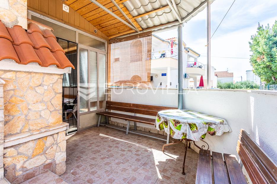 Vodice, trosoban stan u blizini mora - cover