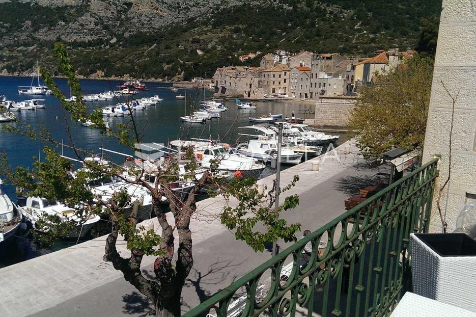 Komiža, stambeno poslovni objekt prvi red od mora - cover