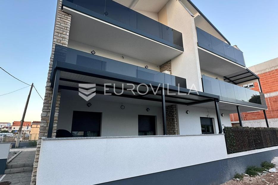 Vodice, lijepi trosobni stan NKP 142,42 m2 - cover