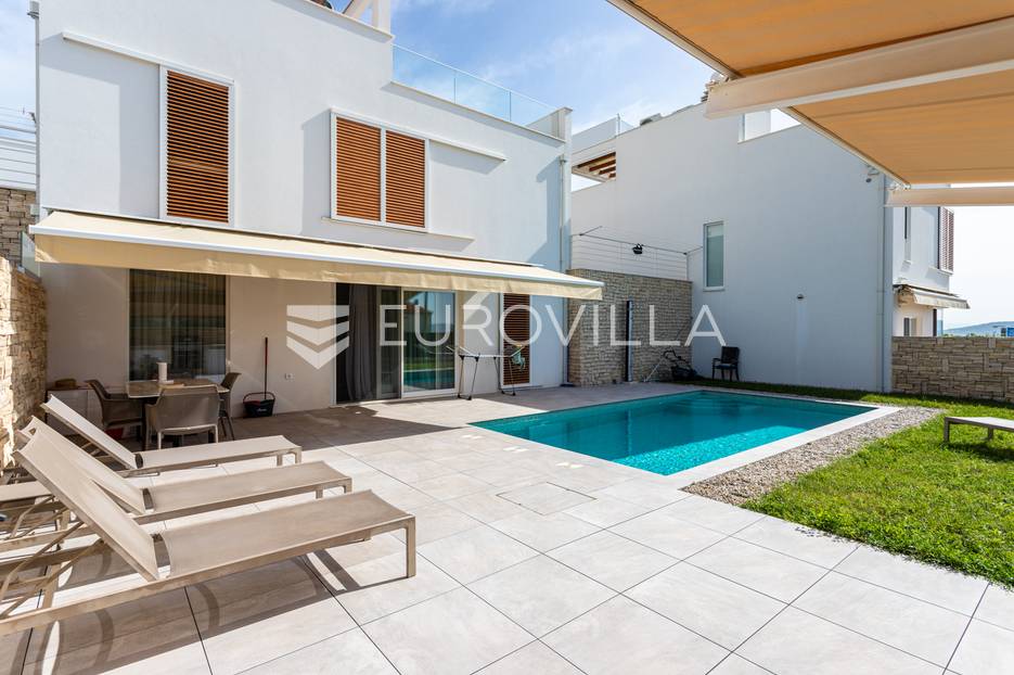 Kaštela, novoizgrađena kuća u nizu s bazenom - cover