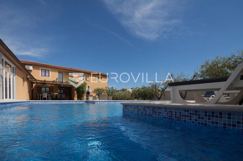 Istra, Banjole - prostrana stambeno poslovna kuća za odmor, NKP 750m2, parcela 1370m2 - cover