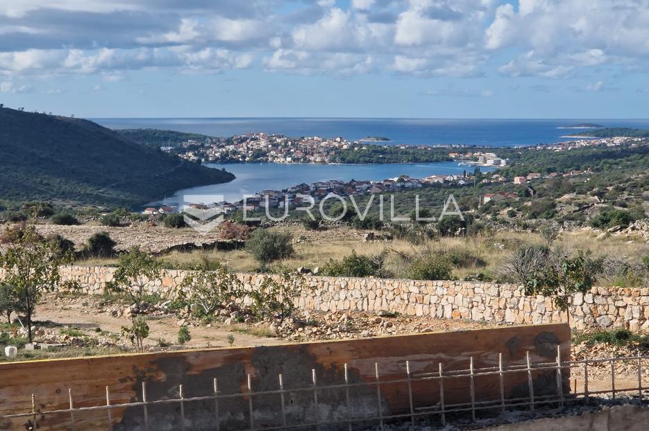 Rogoznica, poljoprivredno zemljište s objektom u izgradnji - cover