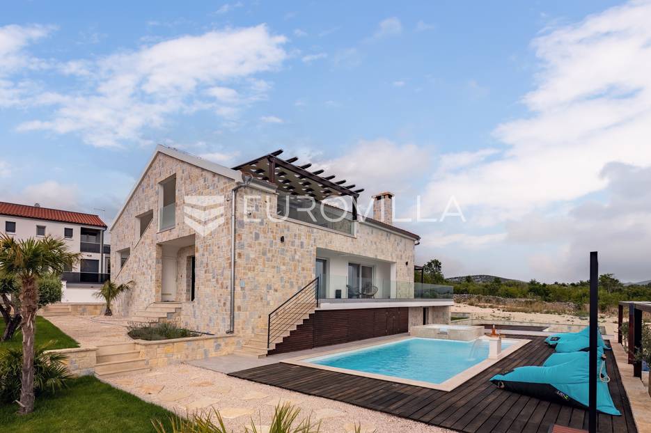 Zadar, Maslenica, lijepa kuća s bazenom i pogledom na more - cover