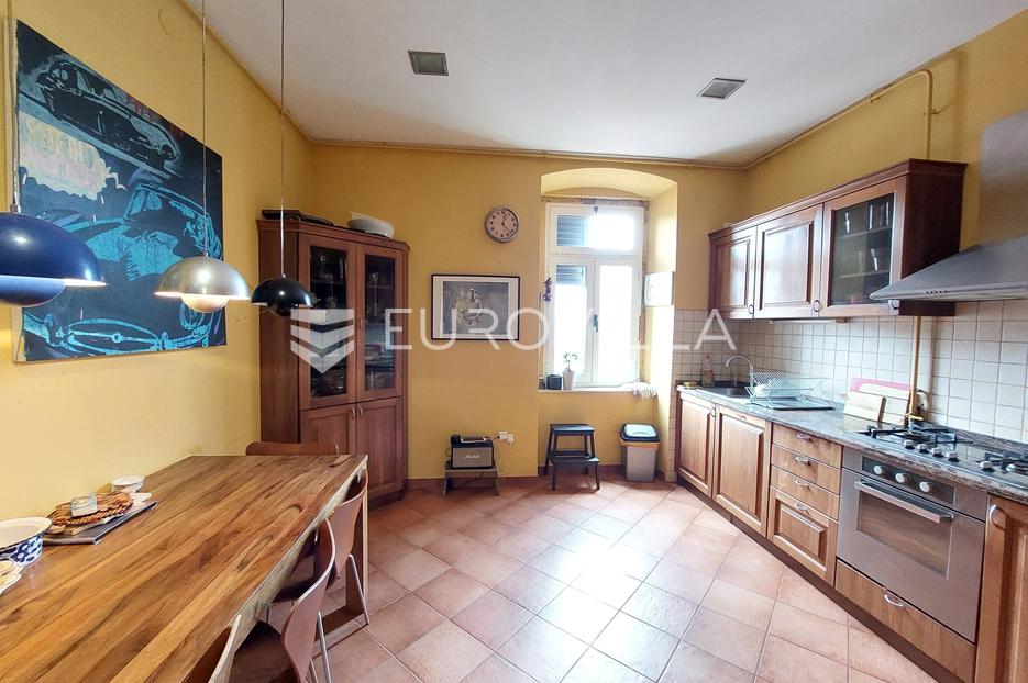 Pula, prostran i komotan 2SS+DB stan nadomak centra grada - cover