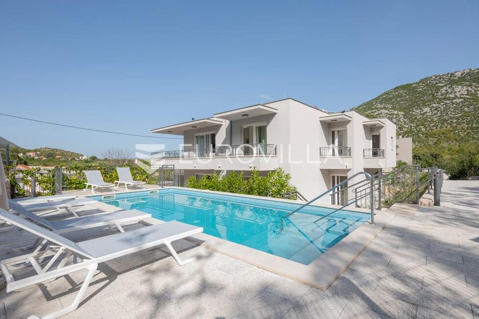 Zagvozd, odlična dvokatnica sa saunom i bazenom - cover