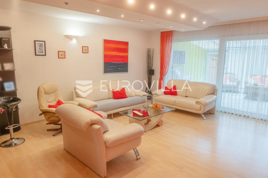 Osijek, Novi grad, obiteljska kuća površine, 5 spavaćih soba, 600 eur/m2 - cover